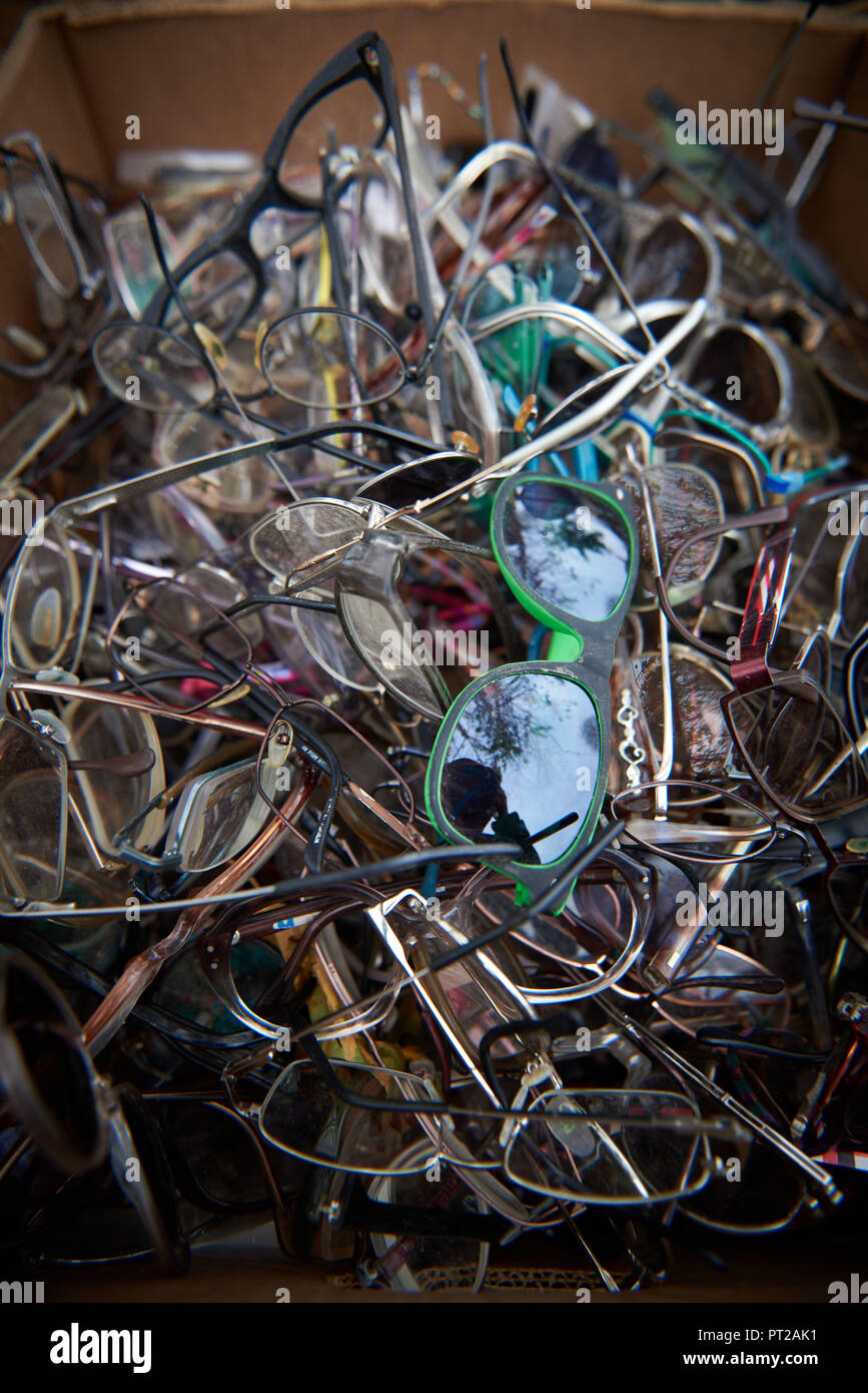 Marché aux puces de Mauerpark, verres anciens Banque D'Images