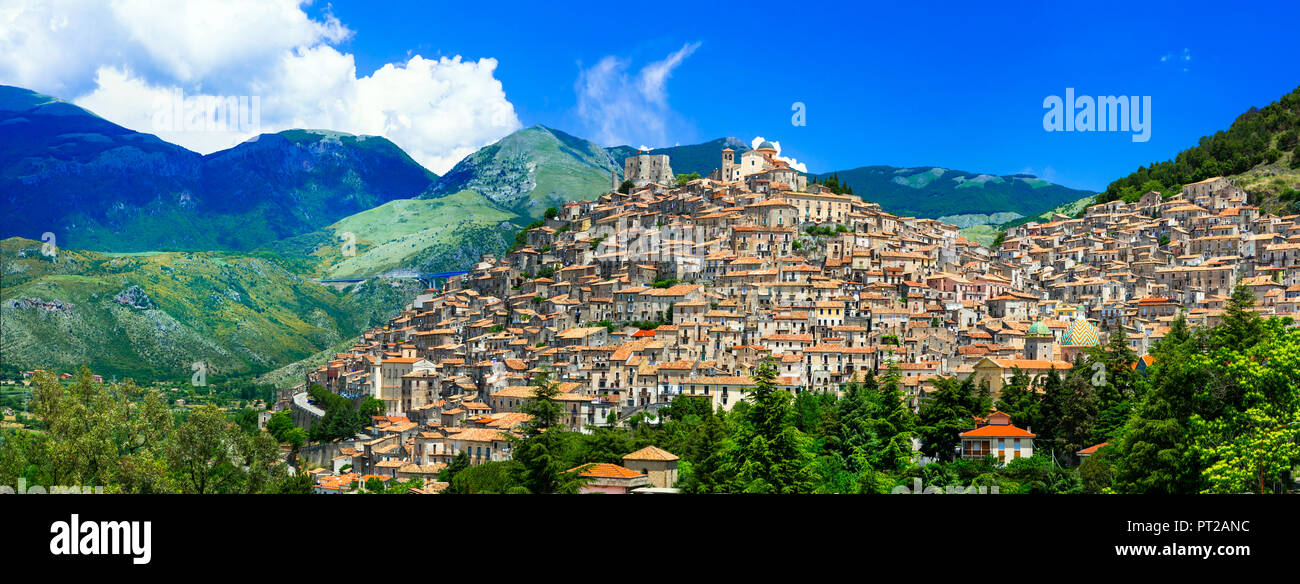 Morano Calabro impressionnant,voir des montagnes et des maisons,Calabre,Italie. Banque D'Images