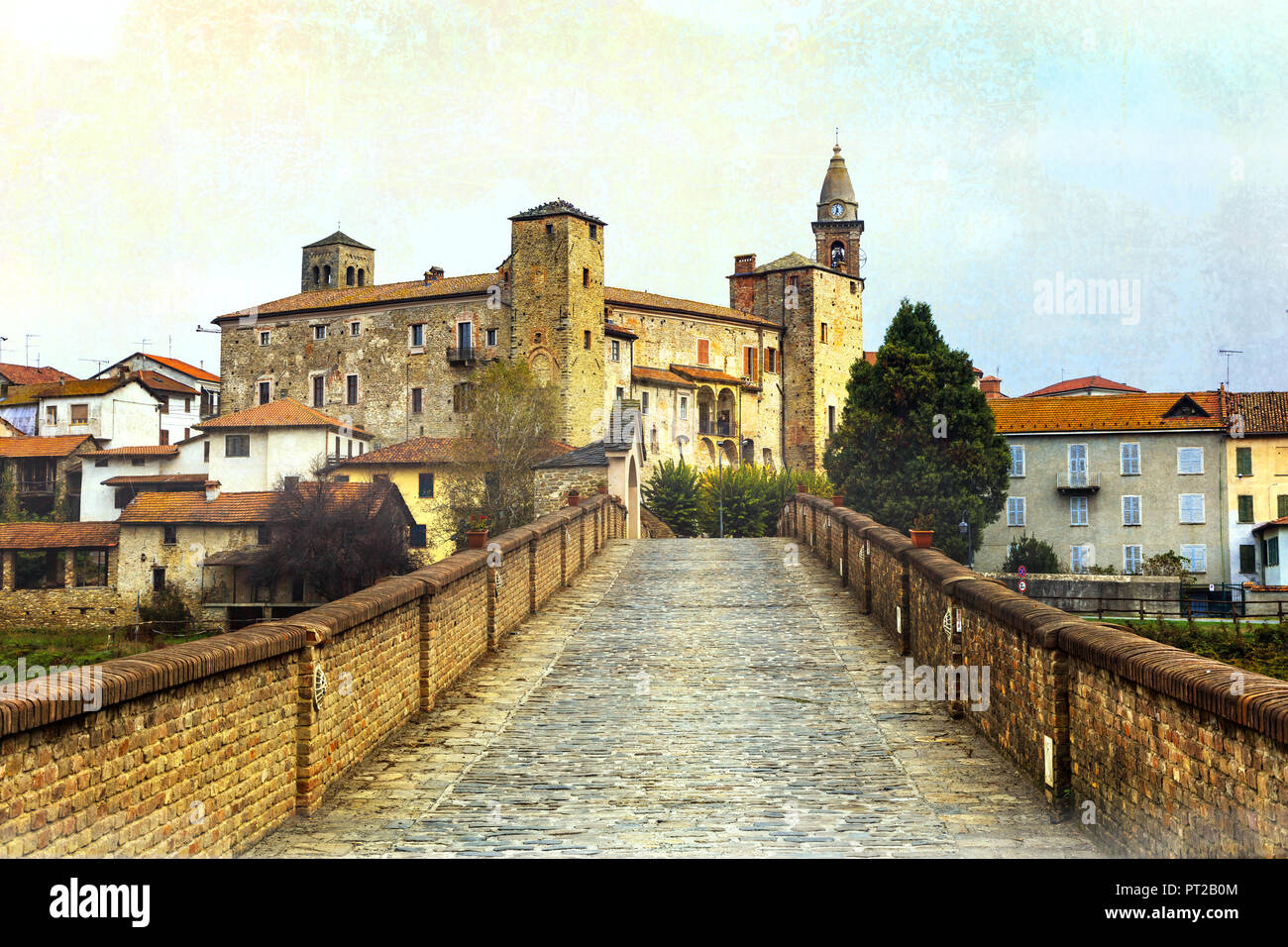 Monastère Santa Elisabetta impressionnant,voir avec l'ancien château et du pont, le Piémont, Italie. Banque D'Images