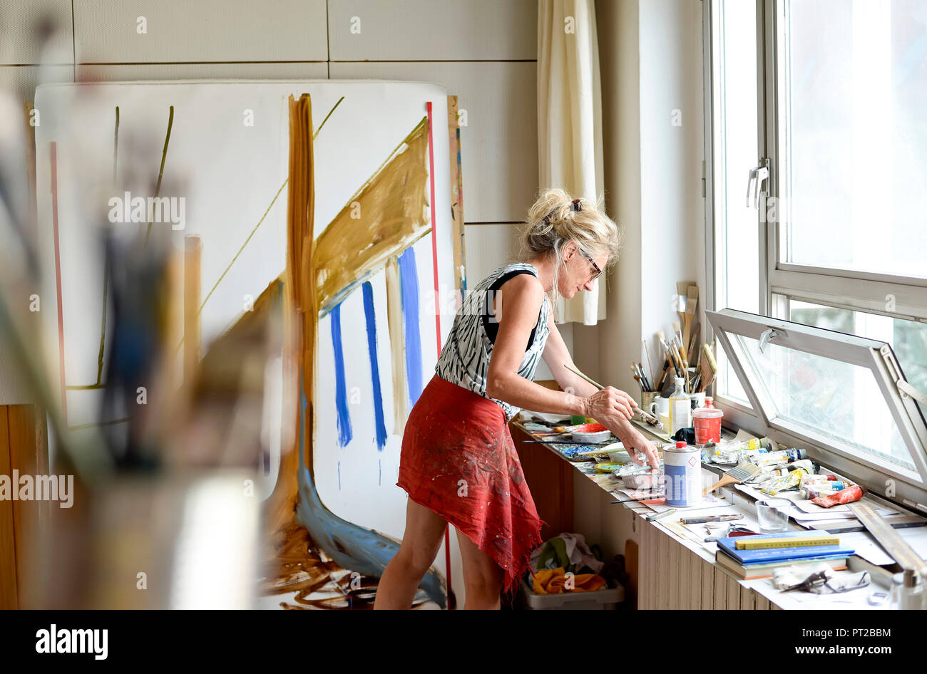 Femme peintre dans son atelier Banque D'Images