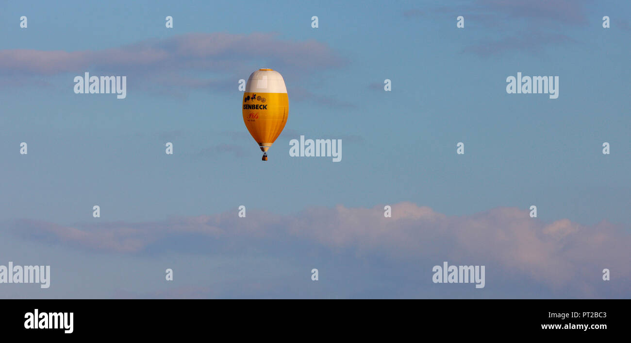 Vue aérienne, 20ème Warsteiner Montgolfiade, près de 200 ballons s'élevant dans le ciel, Warstein, Rhénanie-Palatinat, Hesse, Allemagne, Europe, Banque D'Images