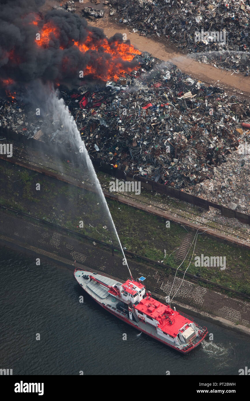 Vue aérienne, Duisburg, Duisport, pompiers, incendie, bateau port intérieur, scrap, nuage de fumée, le feu sur une île dans le port de Duisburg de rebut, Duisburg, Ruhr, Rhénanie du Nord-Westphalie, Allemagne, Europe, Banque D'Images