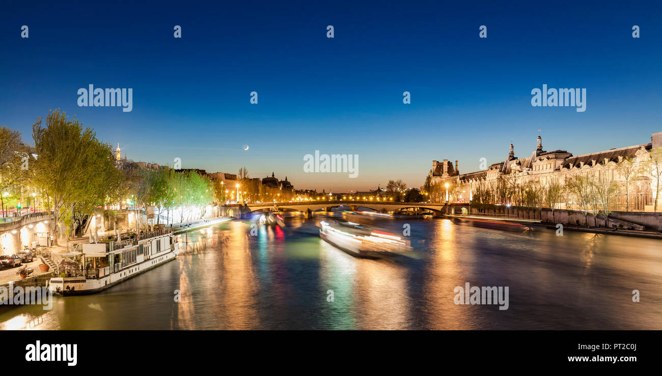 France, Paris, pont du Carrousel avec bateaux de touristes dans la nuit Banque D'Images