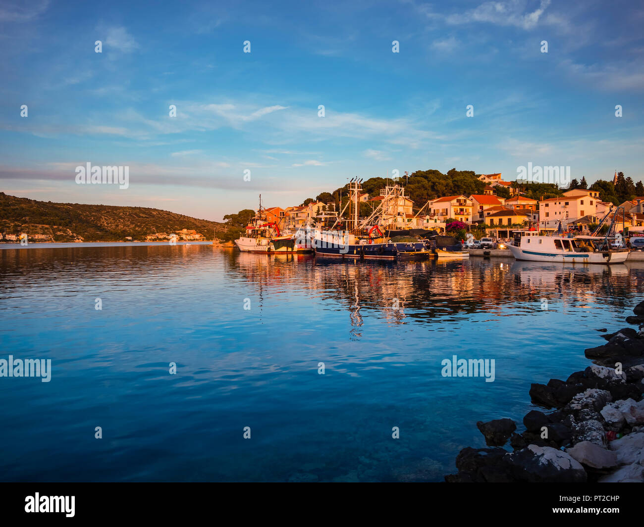La Croatie, Dalmatie, Croatie, Bay avec port de pêche Banque D'Images