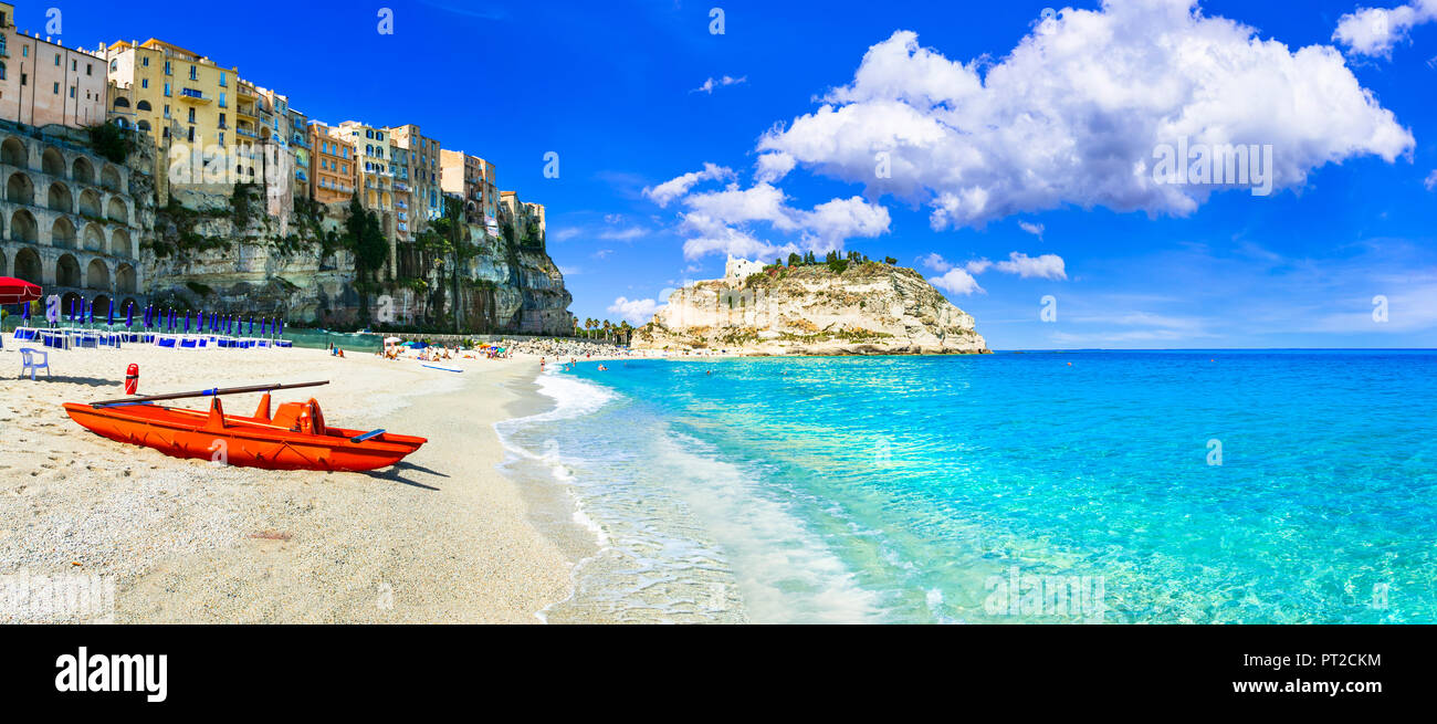 Belle Tropea village,avec vue sur la mer d'azur et maisons colorées,Calabre,Italie. Banque D'Images