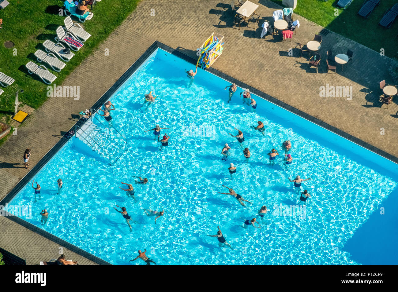 Lido Revierpark Vonderort, aquagym, bleu de l'eau de piscine, Oberhausen, Ruhr, Rhénanie du Nord-Westphalie, Allemagne Banque D'Images