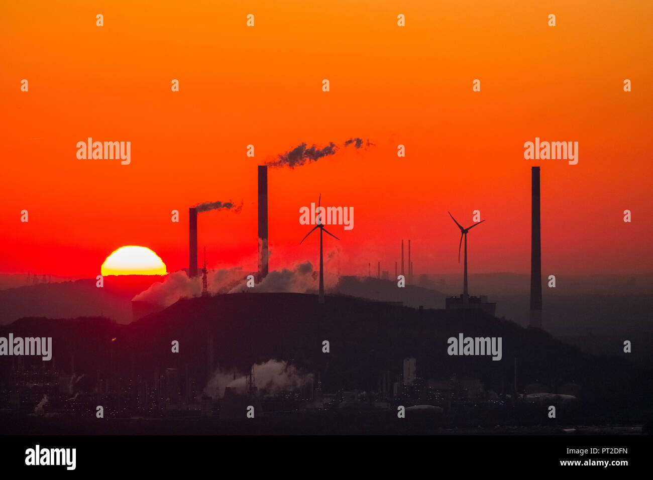 Coucher du soleil sur la toile de la centrale électrique de Scholven, Uniper Kraftwerke GmbH, usine « Rigips GmbH Scholven, Red sky, des cheminées, des éoliennes sur la pointe Halde Oberscholven wind farm, romantique de la Ruhr, Gelsenkirchen, Ruhr, Rhénanie du Nord-Westphalie, Allemagne Banque D'Images