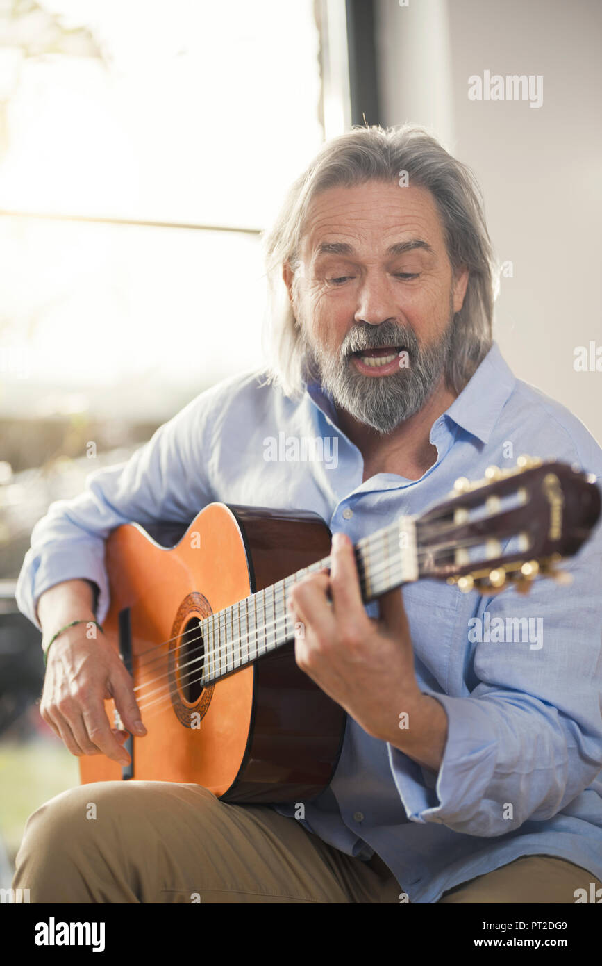 Man passionnément sa guitare Banque D'Images