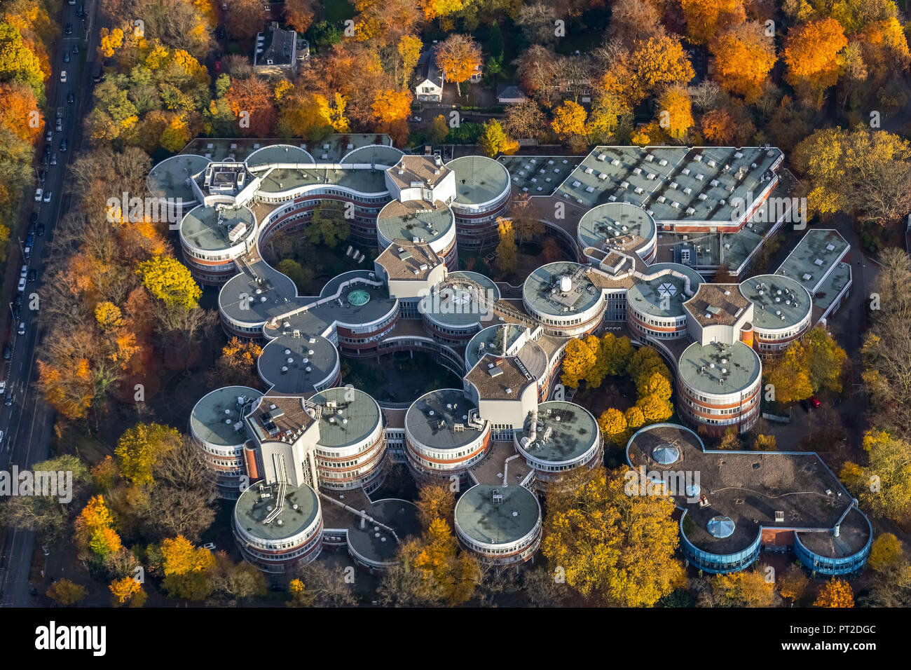 L'Université de Duisburg-Essen, UDE, bâtiment 'Keksdosen', fusion de la Gerhard-Mercator-Université Duisbourg et Essen, le University-Gesamthochschule en automne, les feuilles d'automne, Duisburg, Ruhr, Rhénanie du Nord-Westphalie, Allemagne Banque D'Images