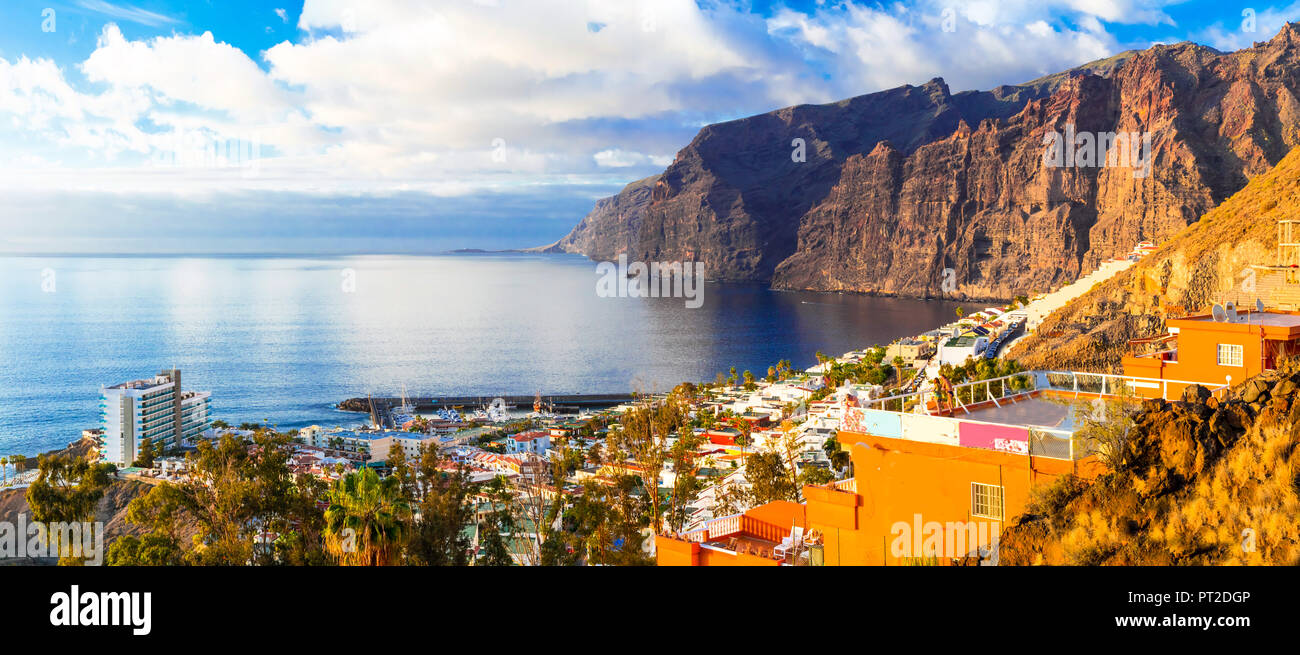 Los Gigantes impressionnant ,avec vue sur mer et falaises coucher du soleil,île des Canaries, Espagne. Banque D'Images
