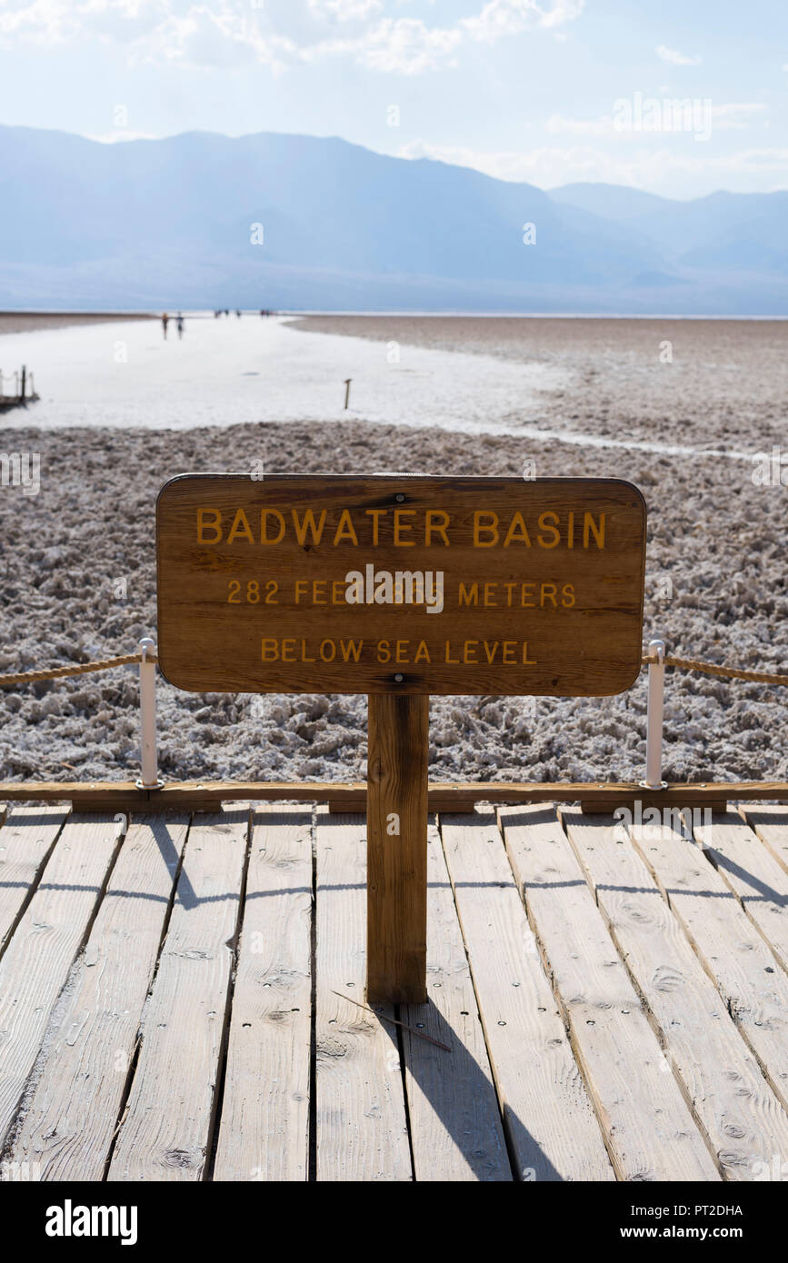 Nous, au sud-ouest, en Californie, Badwater Badwater, bassin, la vallée de la mort, Death Valley National Park, signe, au-dessous du niveau de la mer, point le plus bas en Amérique du Nord Banque D'Images