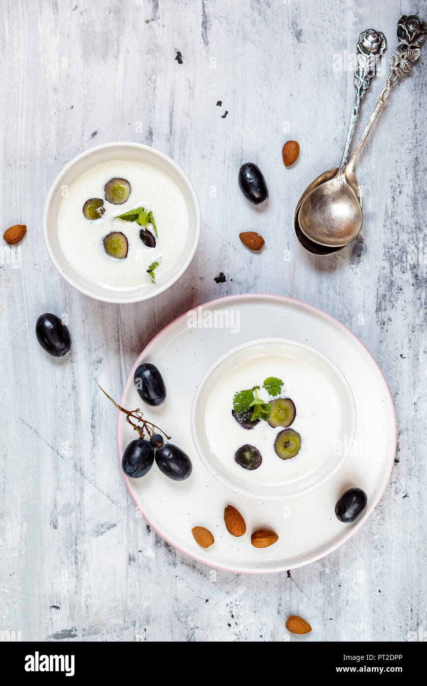 Ajo Blanco White, Gaspacho, Soupe froide espagnole, amandes et raisins bleus, overhead view Banque D'Images