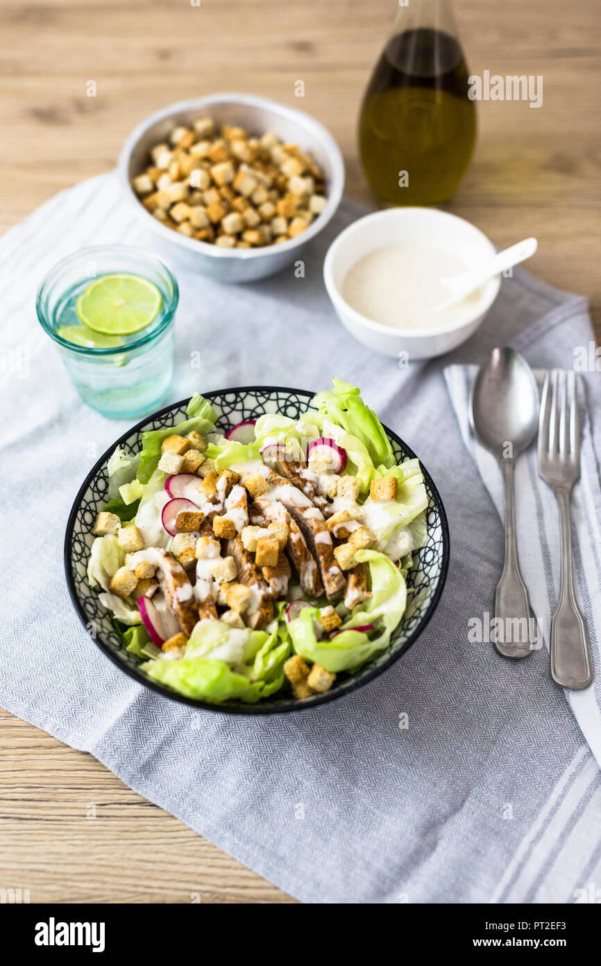 Bol de salade césar avec de la viande et de radis rouge Banque D'Images