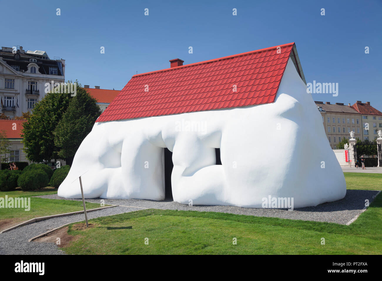 Maison de matières grasses, de l'installation par Erich Wurm dans le parc du Palais du Belvédère, Vienne, Autriche Banque D'Images