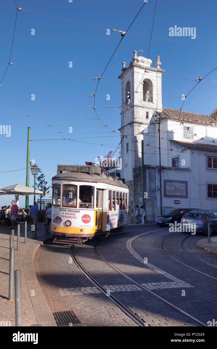 Le Tram no. 28 à Miradouro de Santa Luzia, vue d'Alfama, Lisbonne, Portugal Banque D'Images