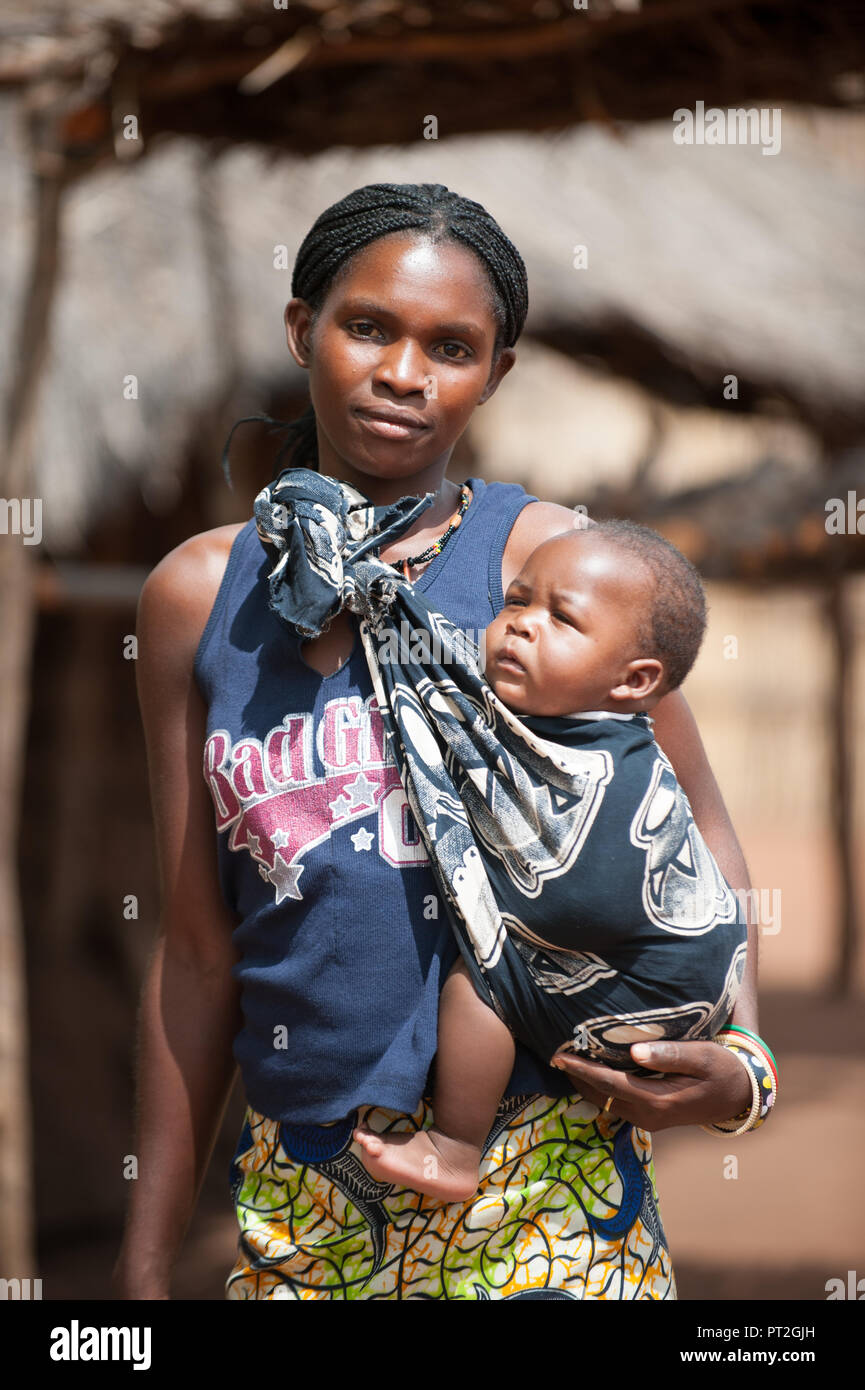 Femme Africaine Porter L Enfant Banque D Image Et Photos Alamy Femme Africaine Porter L Enfant Banque D Image Et Photos Alamy