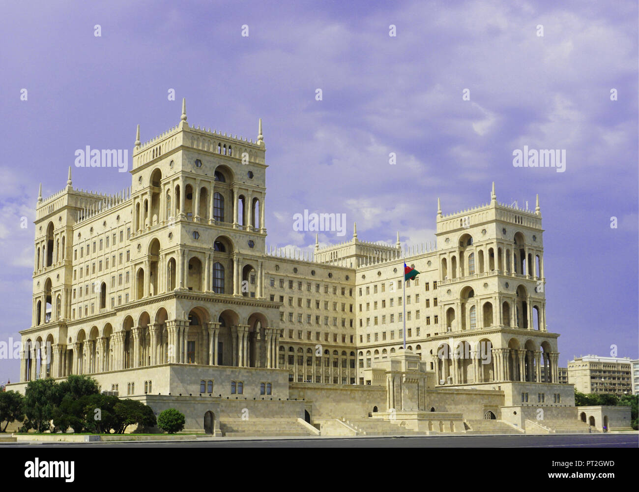 Gouvernement de Bakou Chambre Vue latérale du côté gauche à midi. Banque D'Images