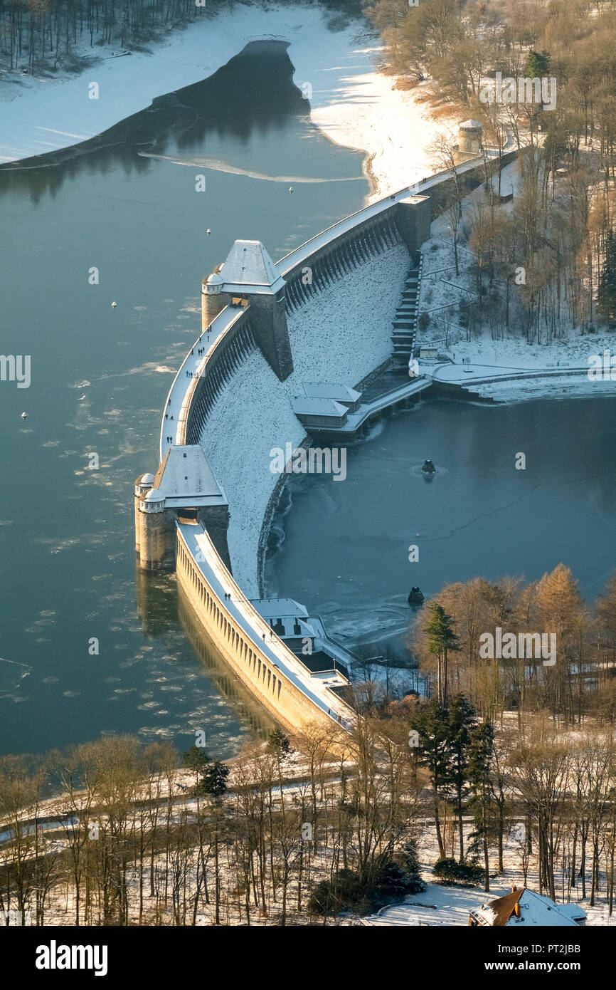 Mur de barrage Möhnesee dans la soirée, la lumière de l'hiver, marée basse sur Möhnesee, Sauerland Banque D'Images