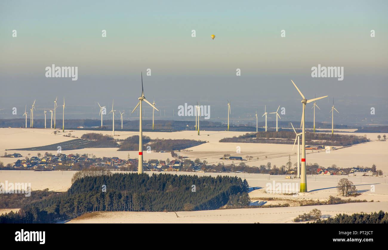 Ferme éolienne, éoliennes sur l'Haarstrang, Rüthen, Sauerland, Rhénanie du Nord-Westphalie, Allemagne Banque D'Images
