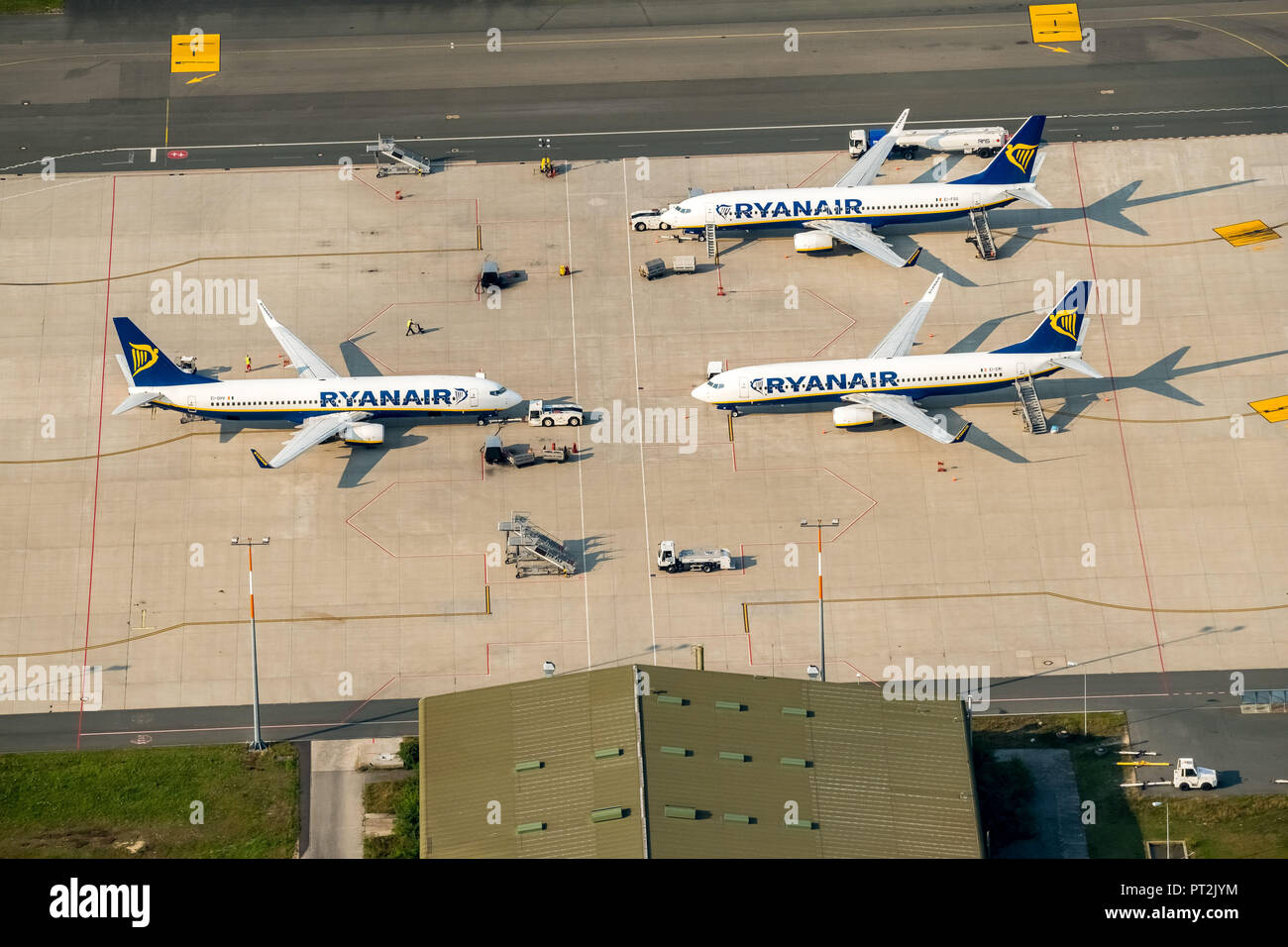 L'aéroport de Niederrhein, Ryan, l'aéroport de Weeze Airport, l'aéroport de Düsseldorf (Weeze), Ryan Air, Ryan Air Tablier Avion Avions, Parking Gratuit, Terminal, d'aéronefs sur le tarmac, Weeze, Bas-rhin, Rhénanie du Nord-Westphalie, Allemagne Banque D'Images