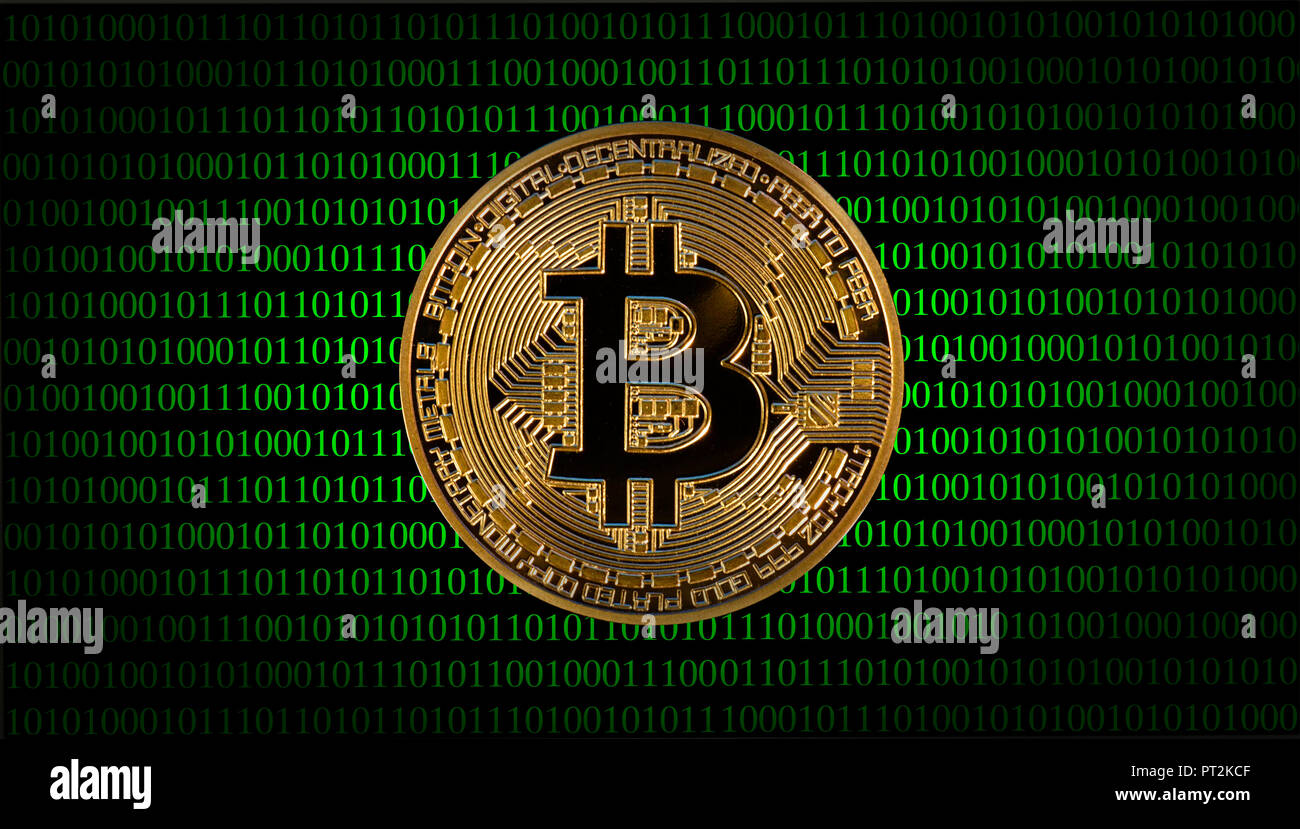 Image symbolique de la monnaie numérique, golden coins physique en face de Bitcoin code binaire numérique Banque D'Images
