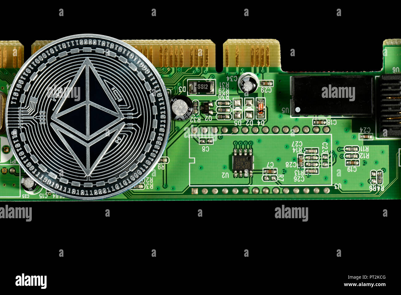 Image symbolique de la monnaie numérique, de l'argent monnaie Ethereum physique sur le circuit board Banque D'Images