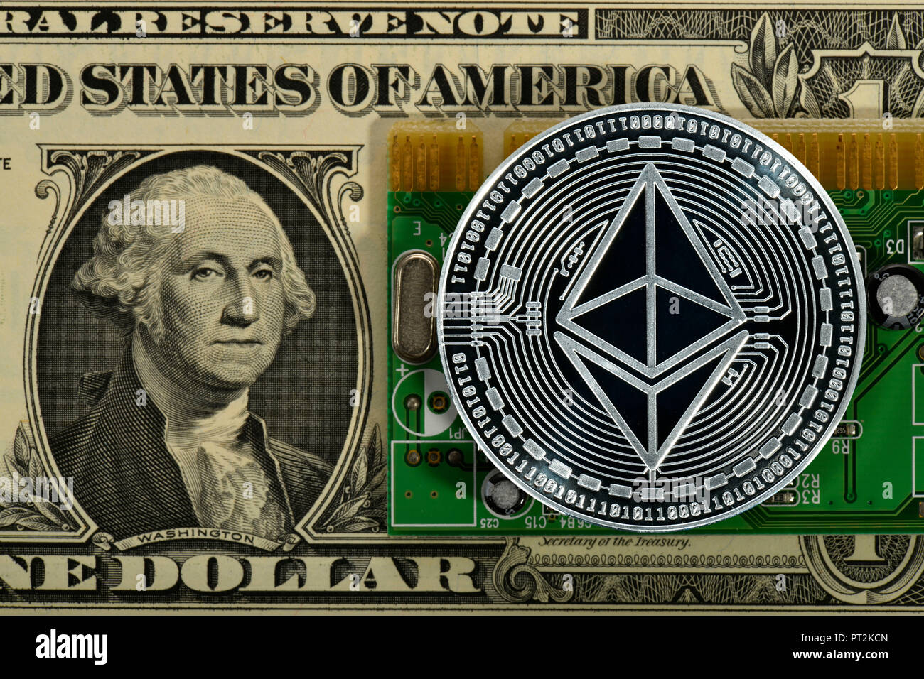 Image symbolique de la monnaie numérique, de l'argent monnaie physique sur l'Ethereum 1 billets de dollar et de circuits imprimés Banque D'Images