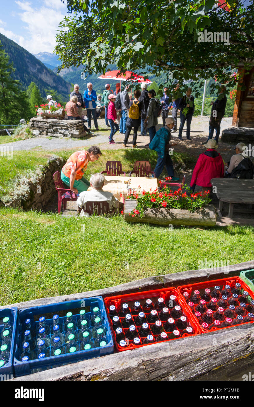 La Suisse, Canton du Valais, district de Loèche, Loèche-les-Leiggerbad Dalatal,,, Loèche-les-Bains, station de sports d'hiver, spa resort, Literary Festival, Leukerbad, littéraire à pied, restaurant, Buljes, les gens assis dehors et parler, boissons Banque D'Images