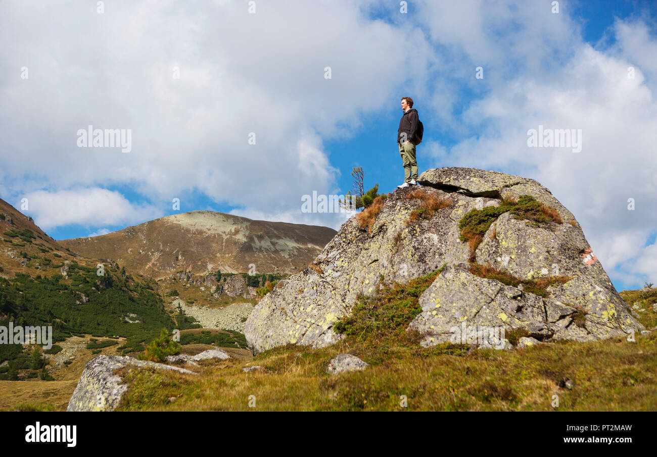 L'Autriche, Carinthie, Bad Kleinkirchheim, le Parc National de Nockberge, rochers, randonneur, Banque D'Images