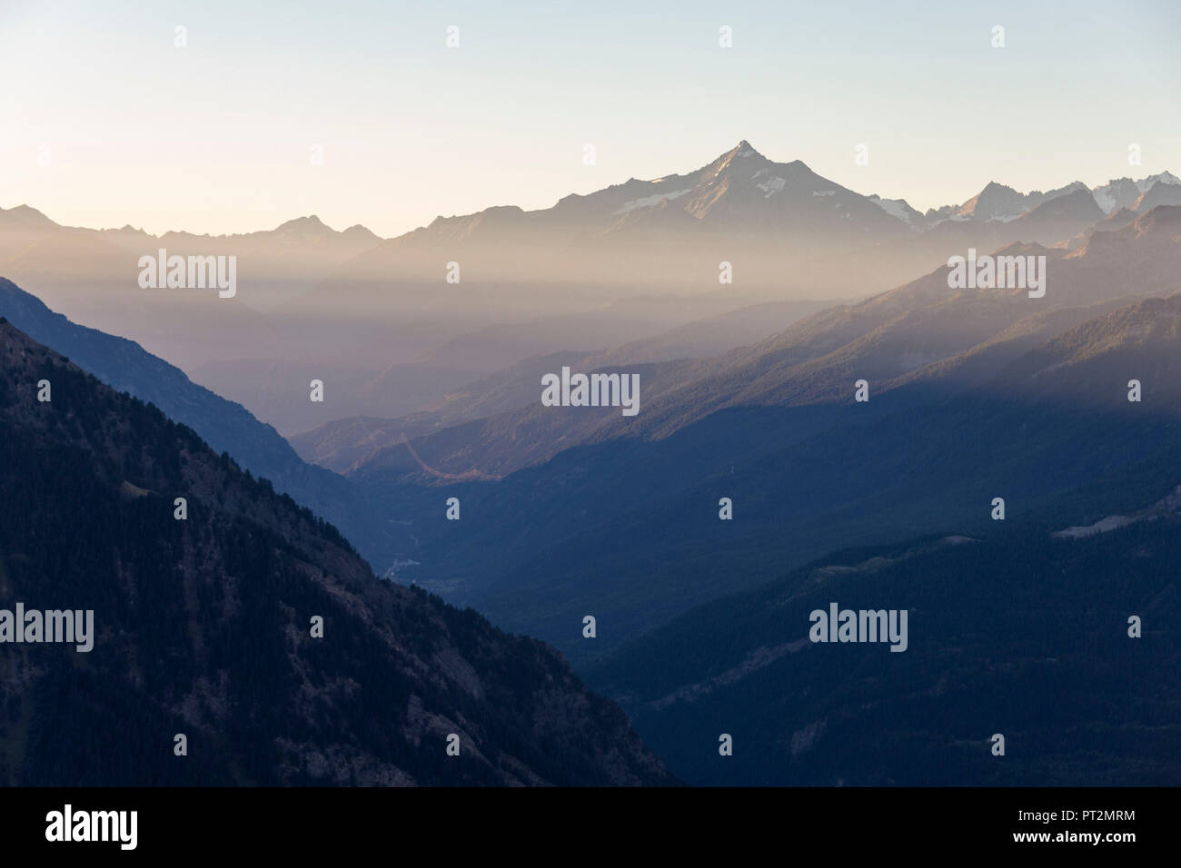 Panorama sur Courmayeur et la vallée centrale du Mont chétif au lever du soleil, de la vallée d'aoste, Italie Banque D'Images
