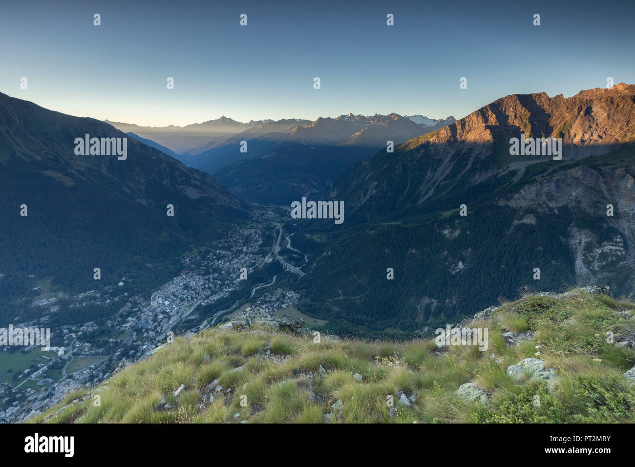 Panorama sur Courmayeur et la vallée centrale du Mont chétif au lever du soleil, de la vallée d'aoste, Italie Banque D'Images