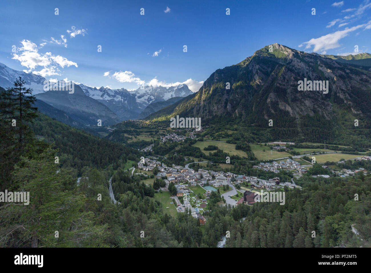 Panorama sur Pré-Saint-Didier et la chaîne du Mont Blanc, de la vallée d'aoste, Italie Banque D'Images
