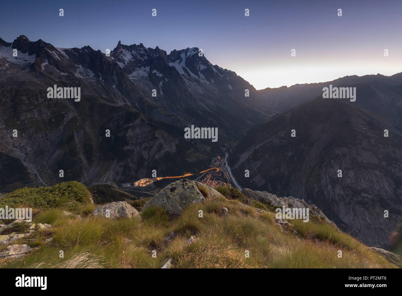 Panorama sur Courmayeur et la vallée centrale du Mont chétif au lever du soleil, de la vallée d'aoste, Italie Banque D'Images