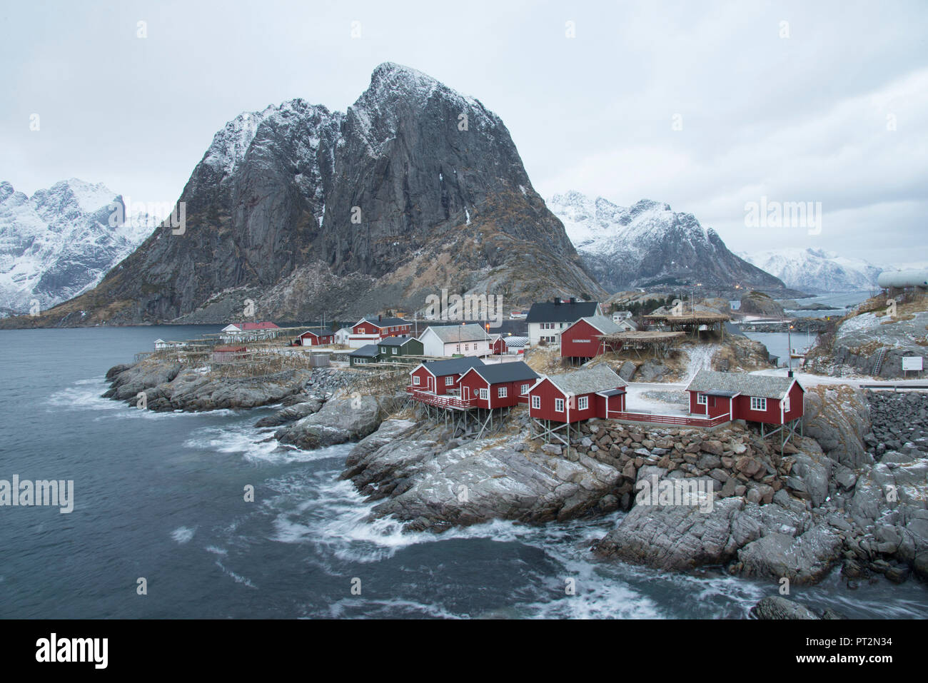 Rorbuer à la Reine fiord dans les îles Lofoten, Norvège en hiver, Banque D'Images