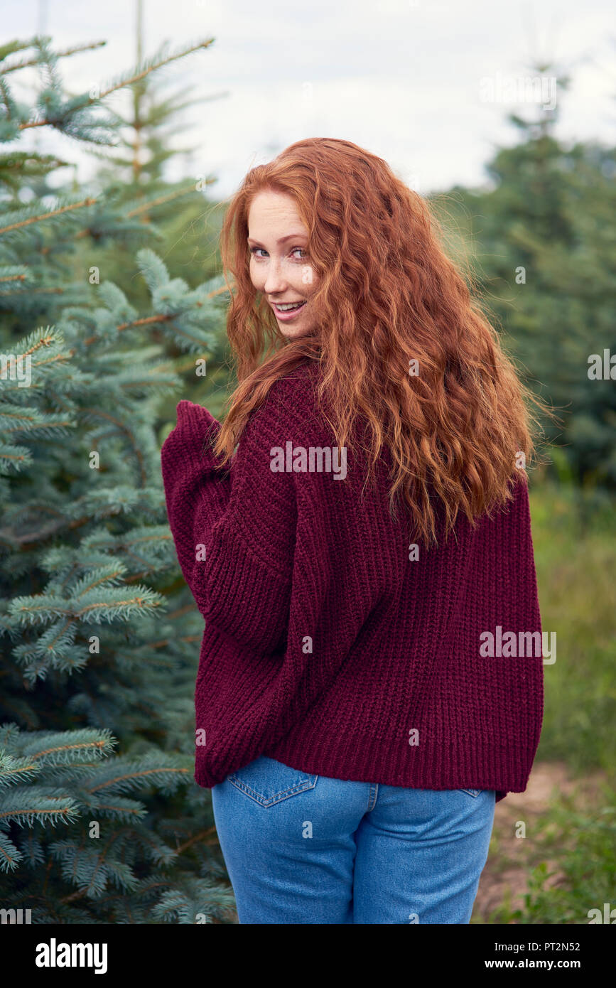 Portrait of smiling redheaded jeune femme dans les bois Banque D'Images