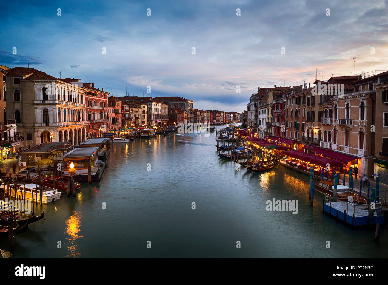 L'Italie, Venise, Grand Canal dans la soirée Banque D'Images