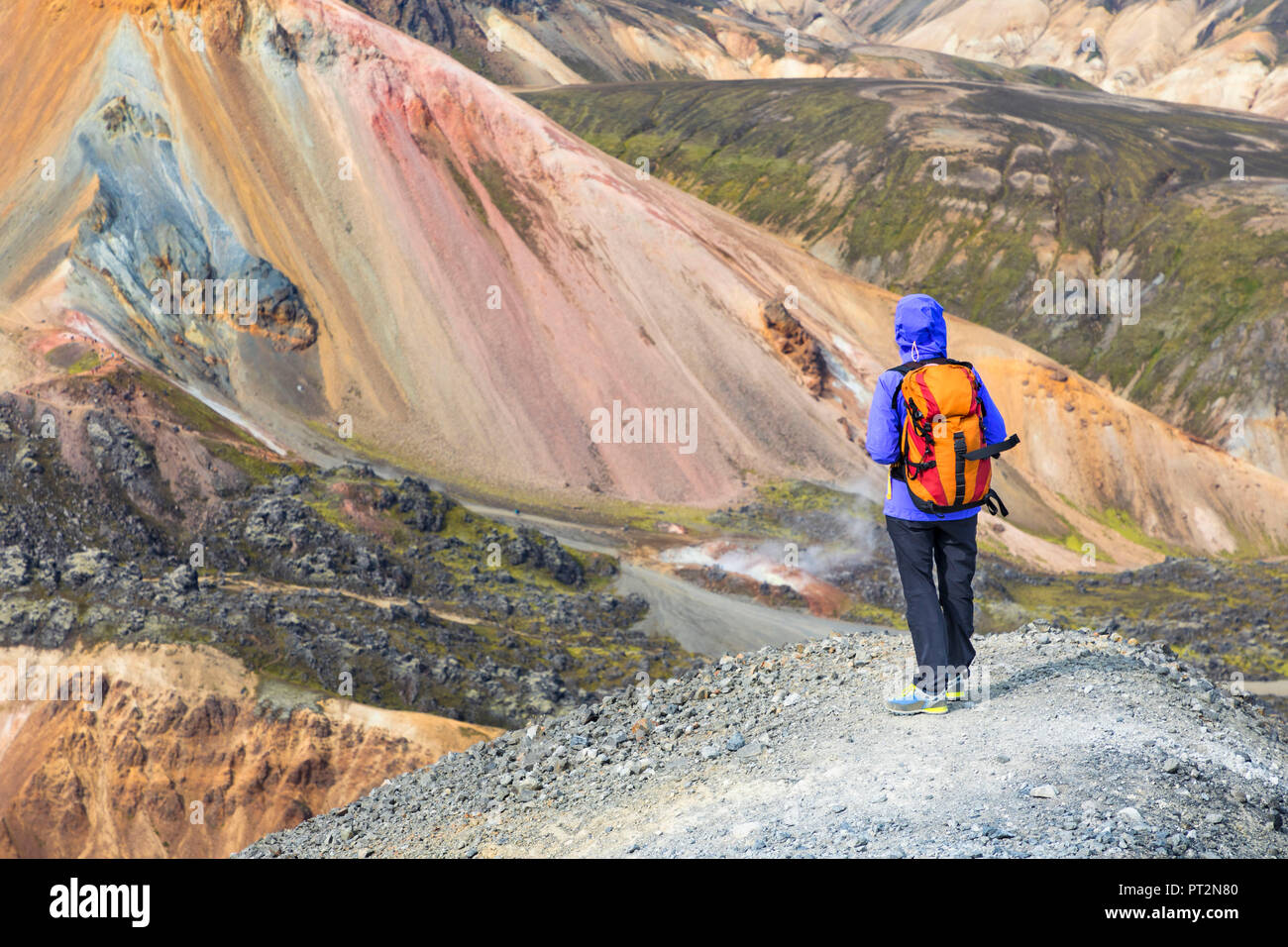 Un trekker est à la recherche à l'Landmannalaugar panorama depuis le Blahnukur (la montagne, la Réserve Naturelle de Fjallabak Landmannalaugar, Highlands, Région du Sud, Islande, Europe) Banque D'Images