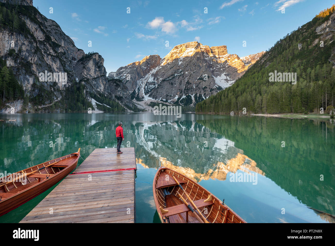 Braies / Prags, Dolomites, Tyrol du Sud, Italie, le lac Braies / Pragser Wildsee au lever du soleil Banque D'Images
