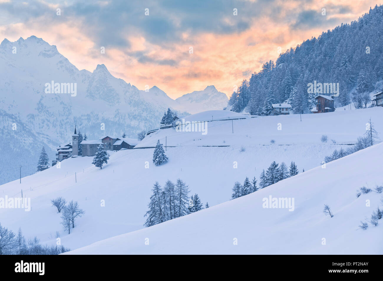 Vens village au coucher du soleil, Saint-Nicolas, vallée d'aoste, Italie Banque D'Images