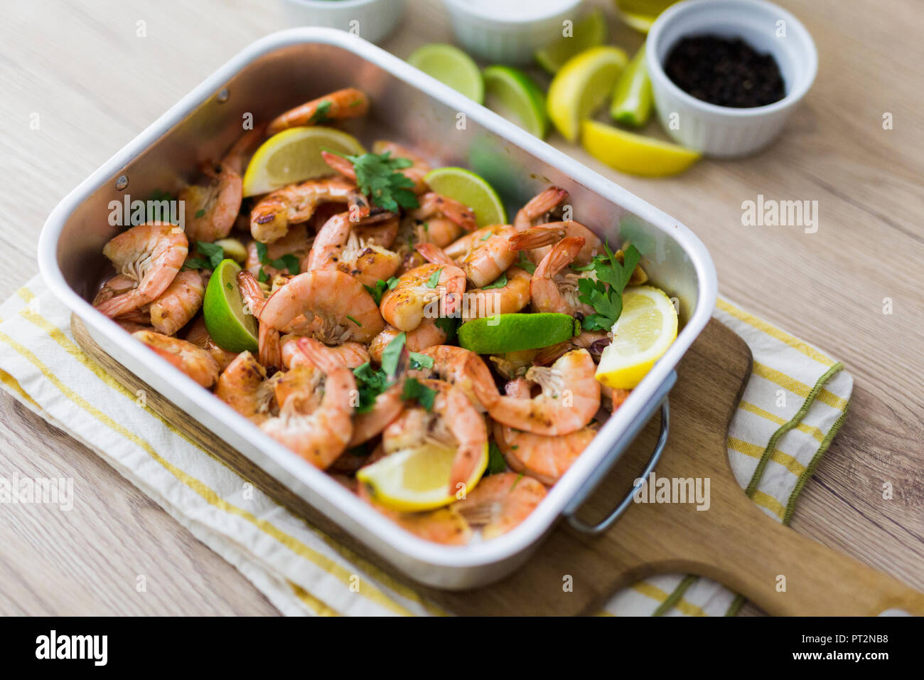 Les crevettes dans le plat de cuisson Banque D'Images