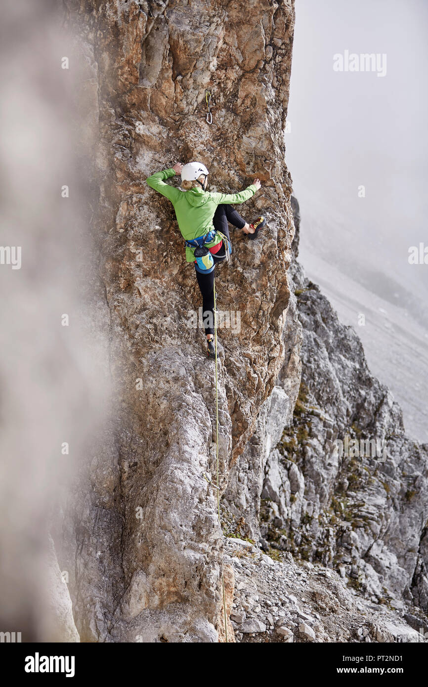 L'Autriche, Innsbruck Nordkette, femme, dans l'escalade de rochers Banque D'Images