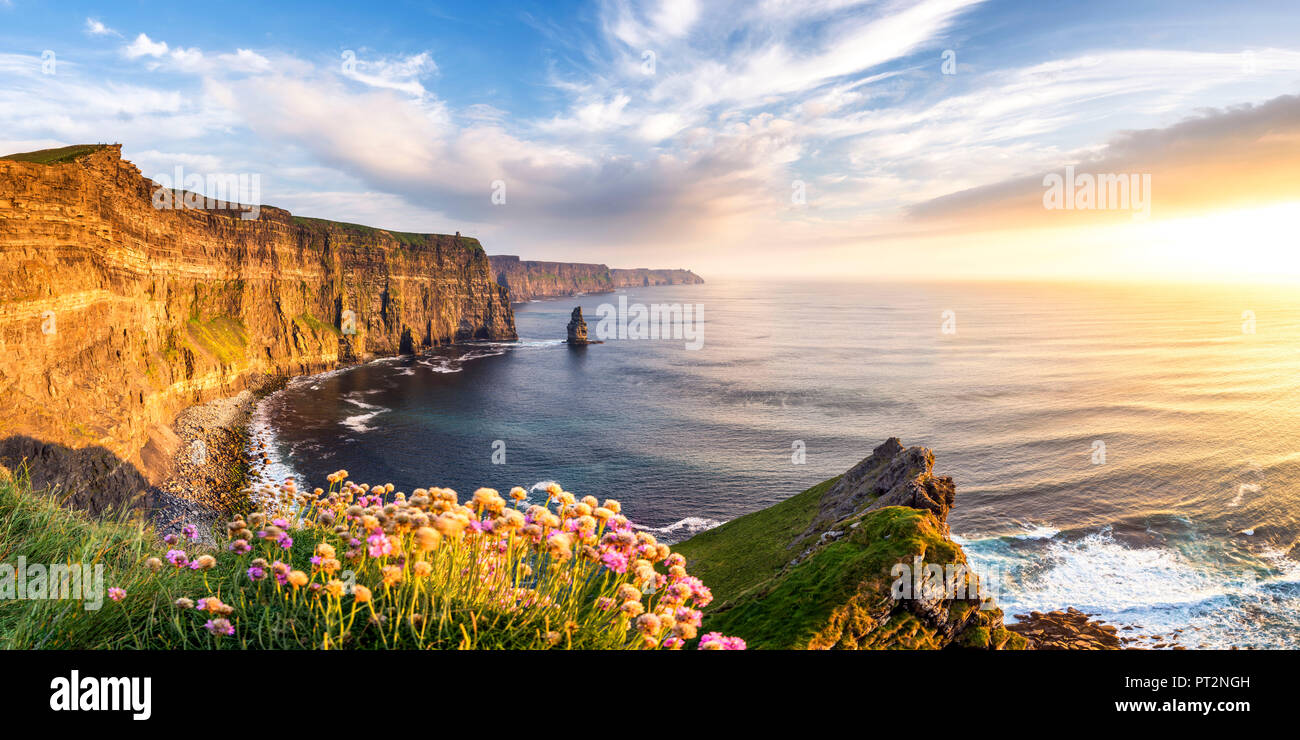 Coucher du soleil à falaises de Moher, comté de Clare, Munster, République d'Irlande, Europe, Banque D'Images