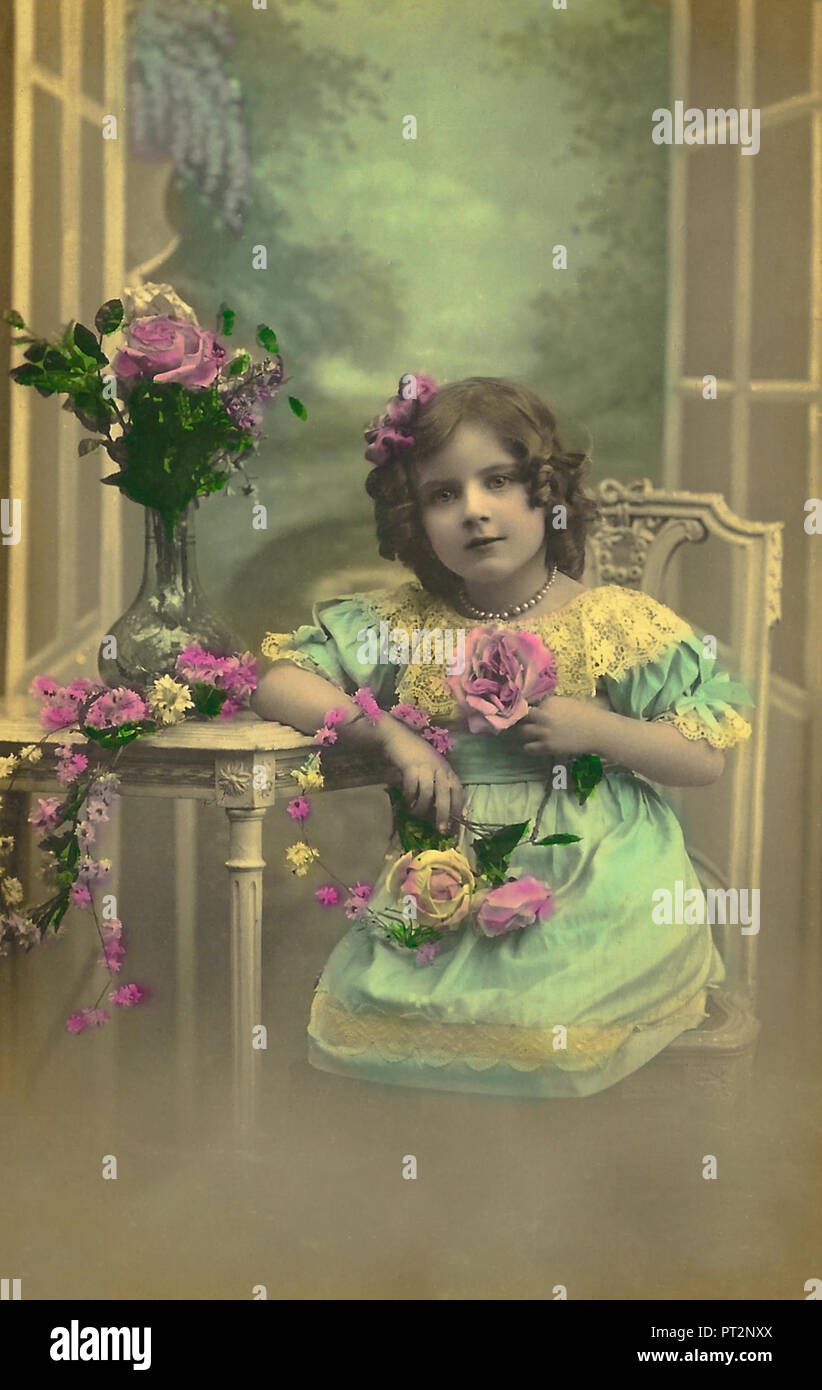 Vintage postcard of little girl smiling , 1910. Banque D'Images