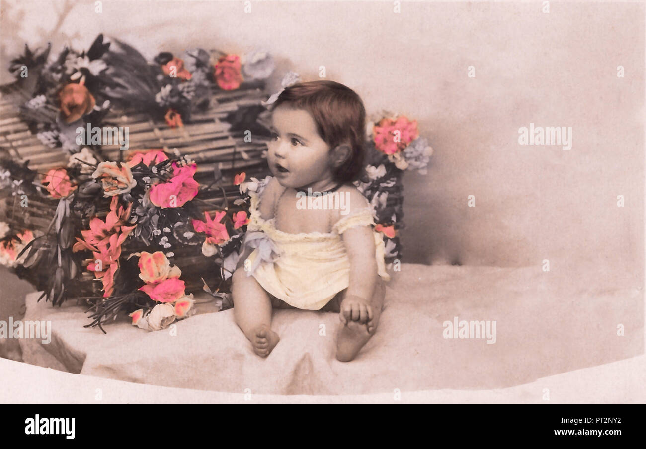 Vintage postcard of cute little baby girl. Années 1910. Banque D'Images