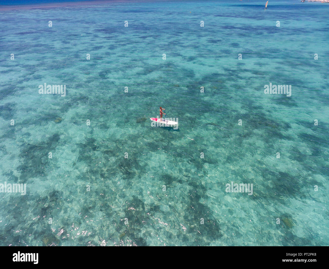 L'Ile Maurice, young woman on Stand up Paddling board Banque D'Images