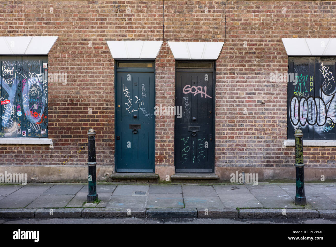 Portes et Volets Graffitied dans East London UK Banque D'Images
