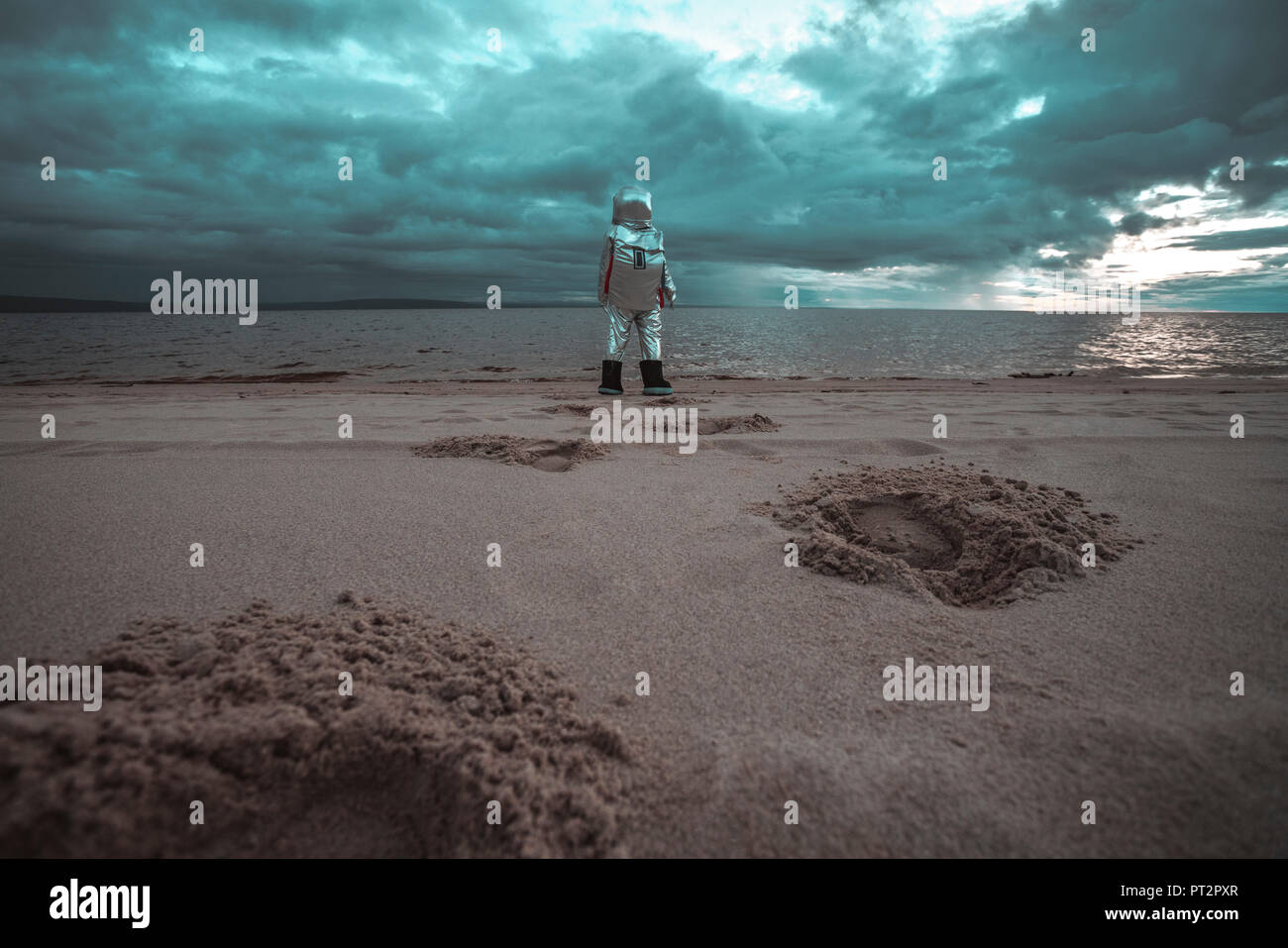 Spaceman solitaire à la planète sans nom sur le lac de Banque D'Images