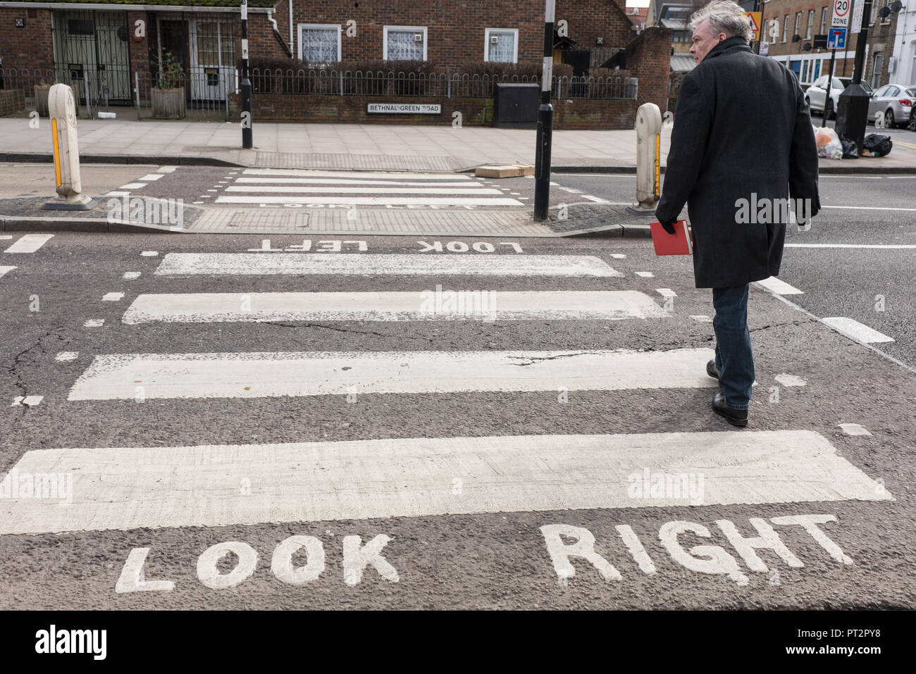 Homme sur un passage piéton à la manière du câblage à Londres, Royaume-Uni Banque D'Images