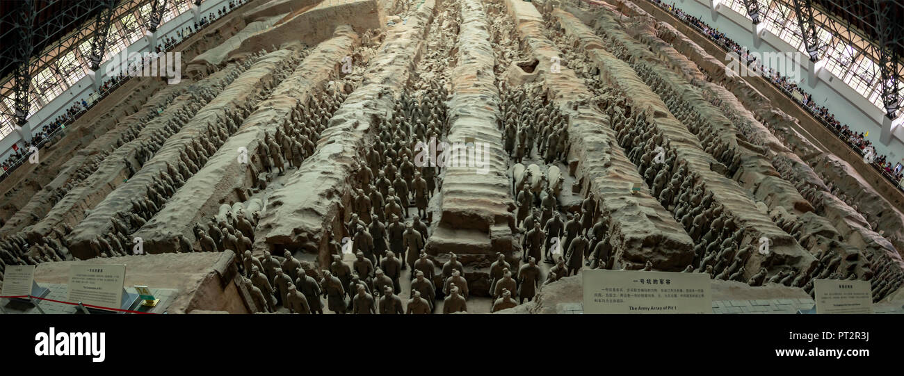 Ci'an, Shaanxi, Chine - septembre 9, 2018 : les touristes autour de beaute de soldats en terre cuite dans la fosse 1 à la sépulture de l'empereur Qin Shi Huang Di en X Banque D'Images