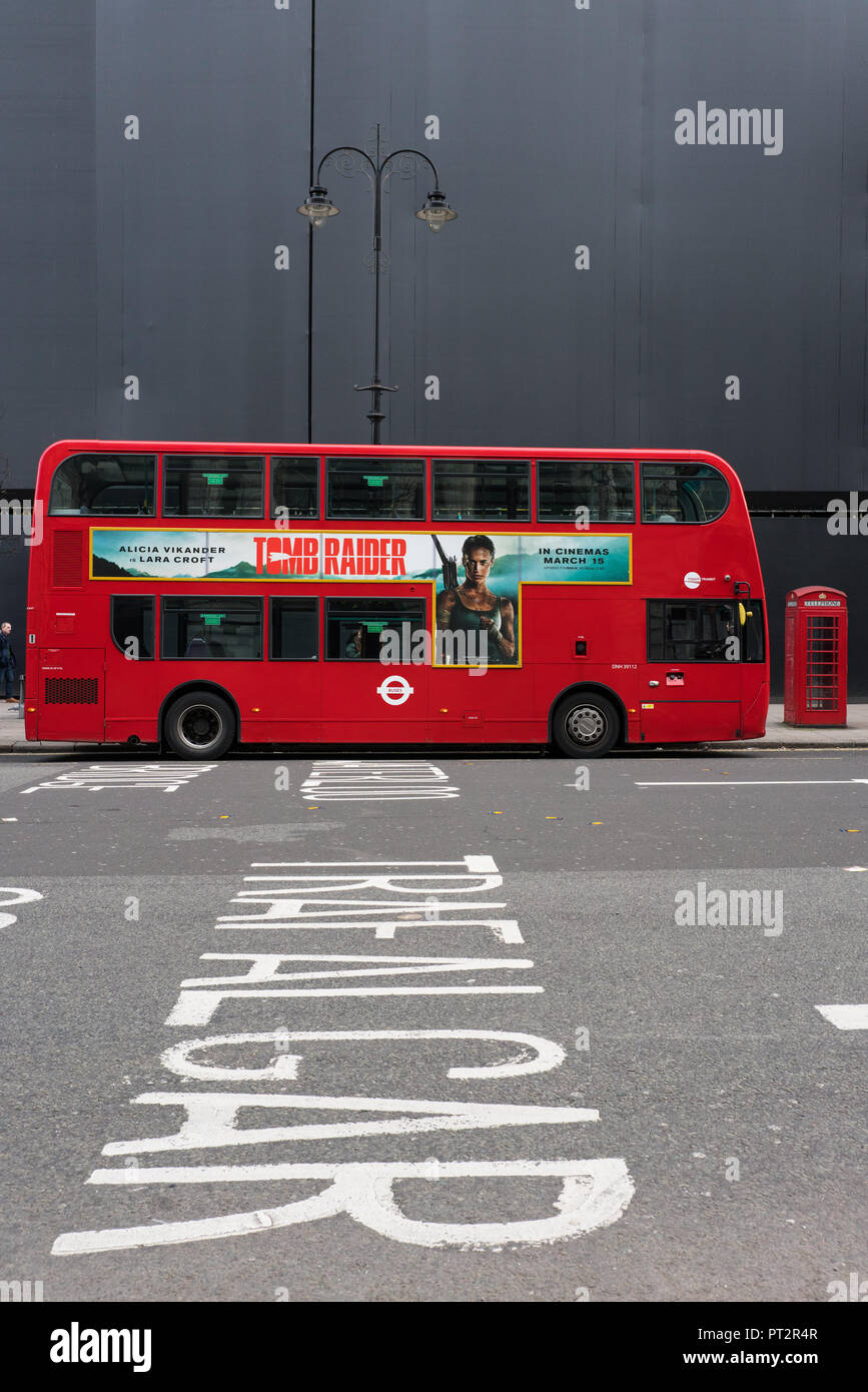 Vue inhabituelle d'une publicité London bus Tomb Raider le film à Londres, Royaume-Uni Banque D'Images